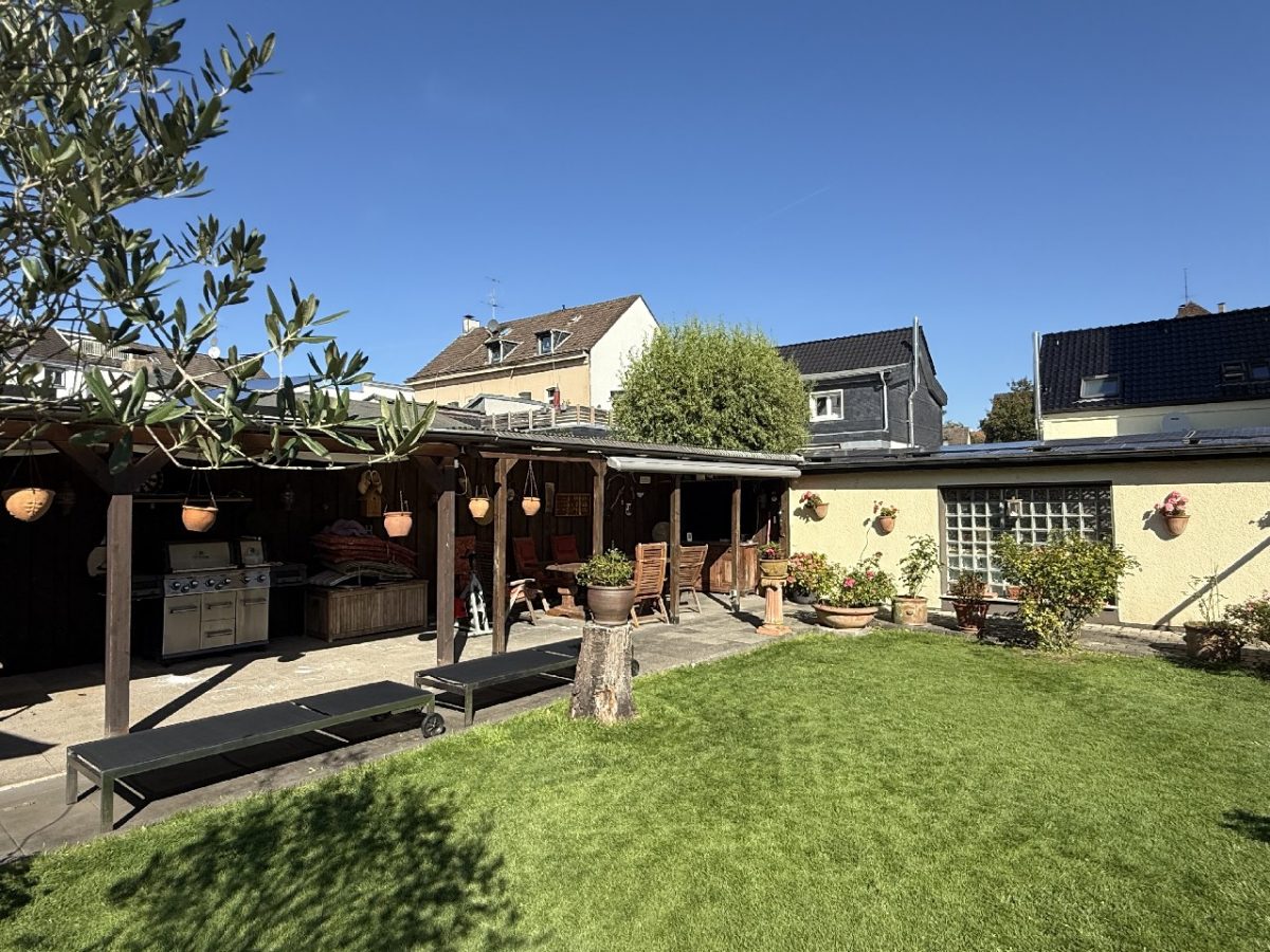 JA zum topsanierten Mehrgenerationenhaus mit Garagen  und  Carport in zentraler Lage von Solingen-Ohligs – Bild: 23694
