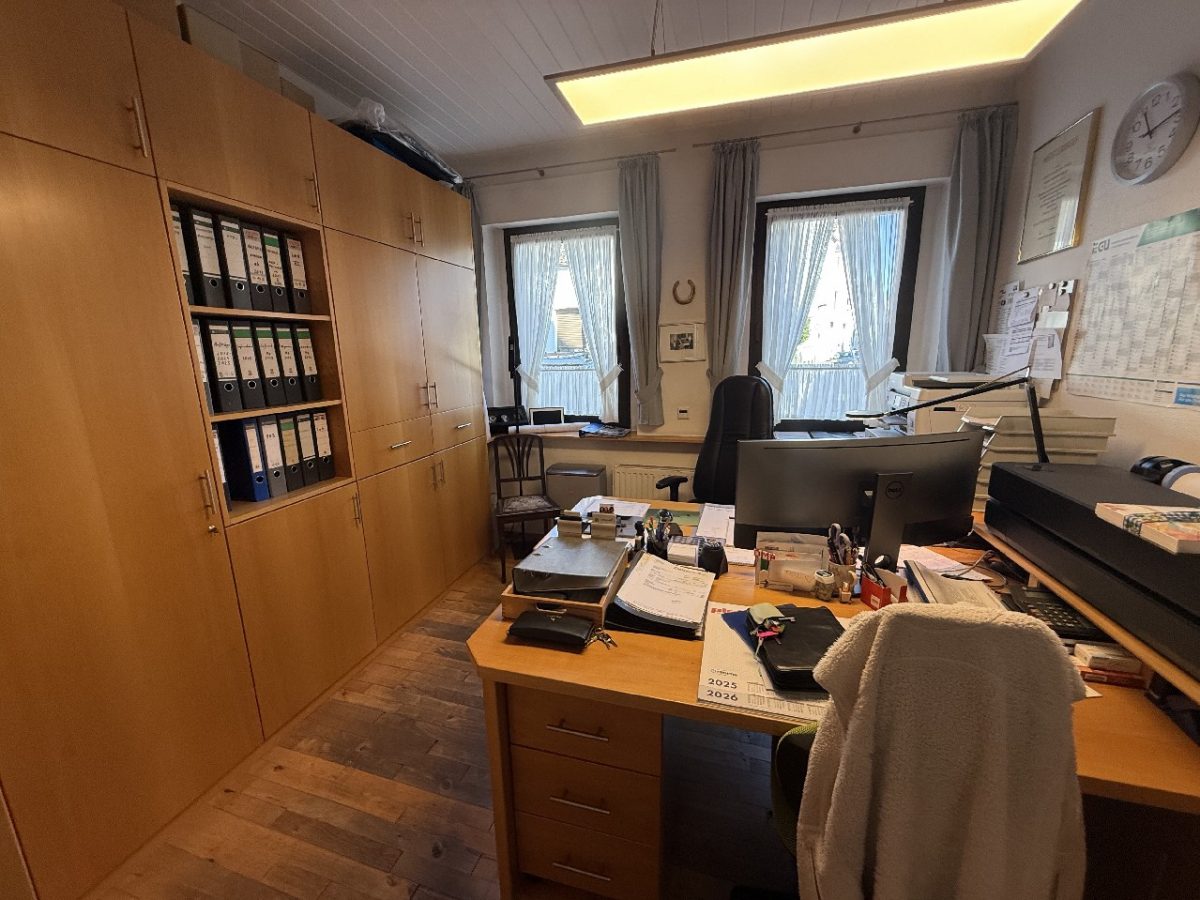 JA zum topsanierten Mehrgenerationenhaus mit Garagen  und  Carport in zentraler Lage von Solingen-Ohligs – Bild: 23718