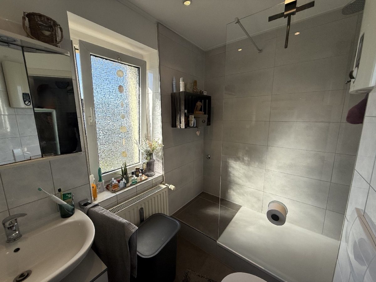 JA zum topsanierten Mehrgenerationenhaus mit Garagen  und  Carport in zentraler Lage von Solingen-Ohligs – Bild: 23698