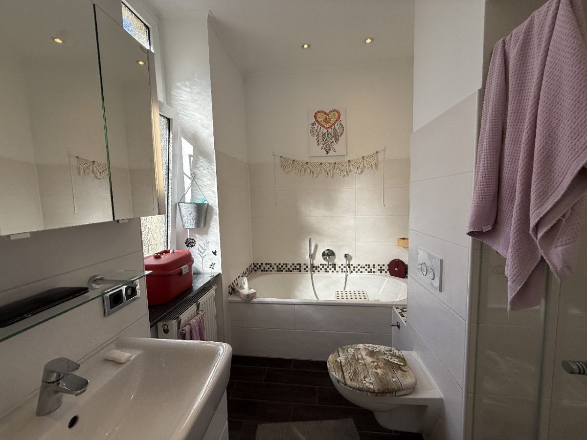 JA zum topsanierten Mehrgenerationenhaus mit Garagen  und  Carport in zentraler Lage von Solingen-Ohligs – Bild: 23704