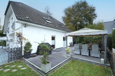 JA, zu den drei TOP-gepflegten Mehrfamilienhäusern mit Garage und Stellplätzen in Solingen-Gräfrath! – Bild: 23765