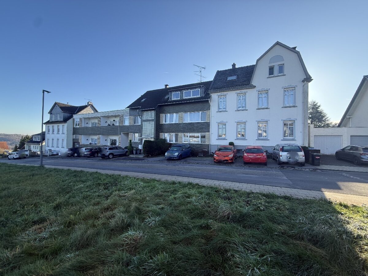 JA, zu den drei TOP-gepflegten Mehrfamilienhäusern mit Garage und Stellplätzen in Solingen-Gräfrath! – Bild: 24395