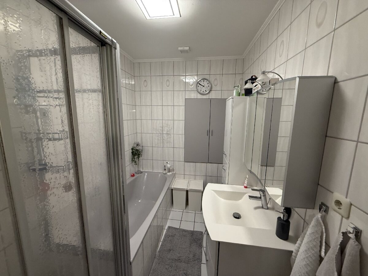 JA, zu den drei TOP-gepflegten Mehrfamilienhäusern mit Garage und Stellplätzen in Solingen-Gräfrath! – Bild: 24420