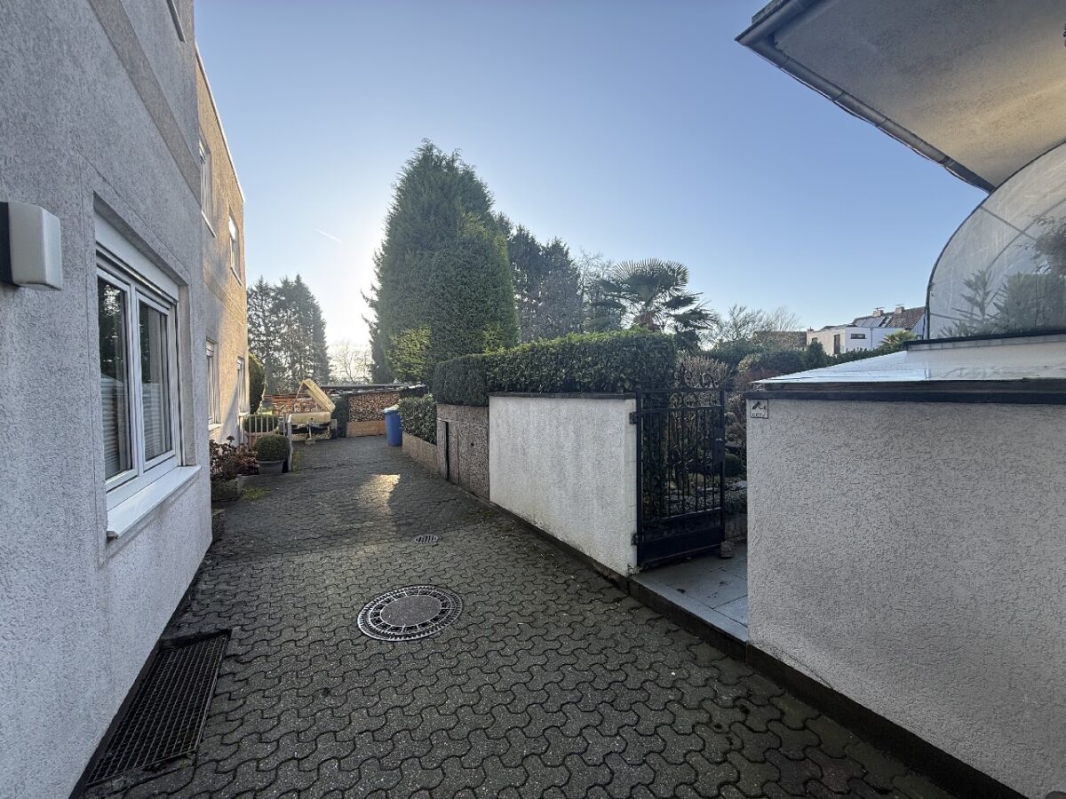 JA, zu den drei TOP-gepflegten Mehrfamilienhäusern mit Garage und Stellplätzen in Solingen-Gräfrath! – Bild: 24401