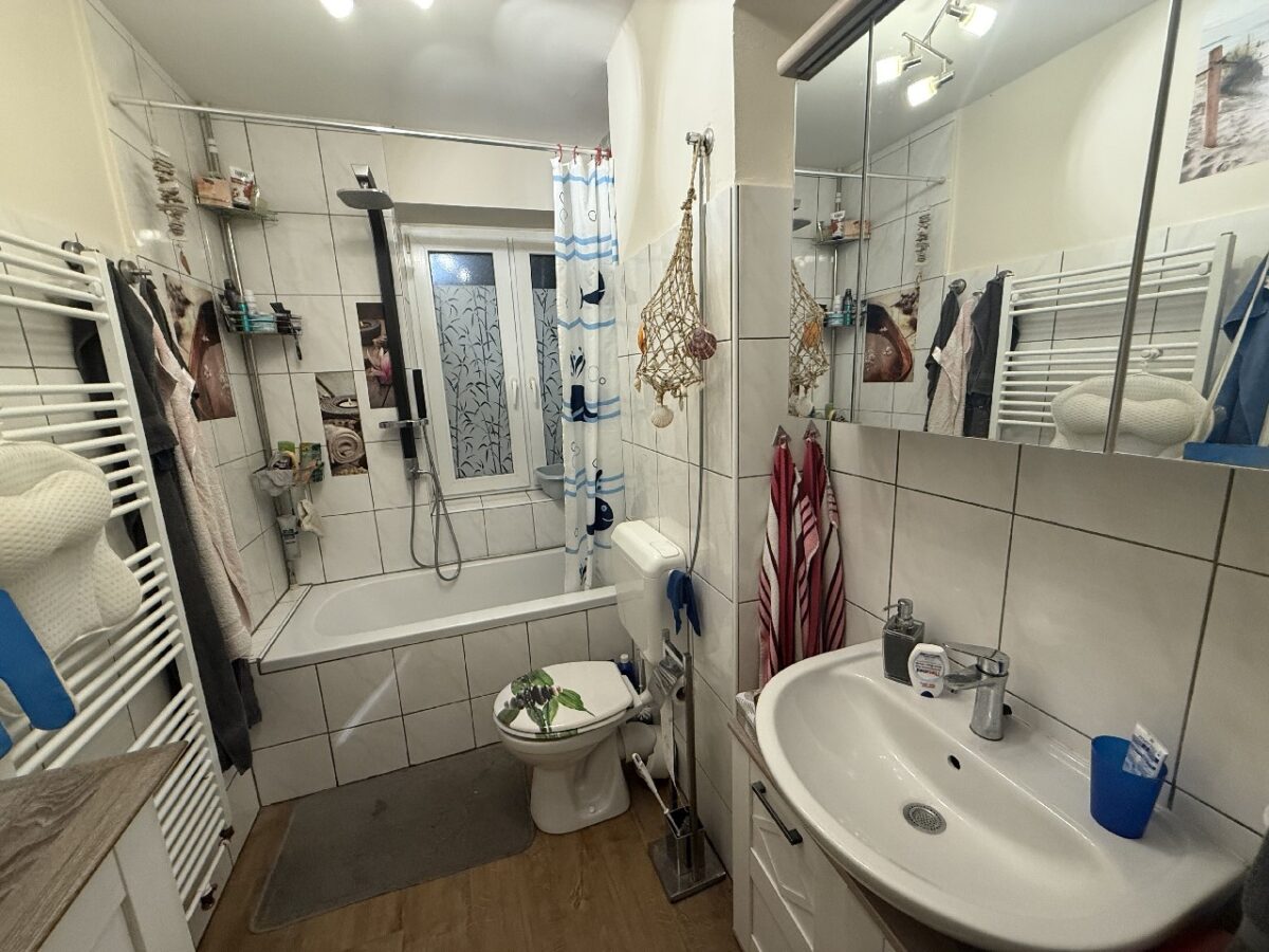 JA, zum voll vermieteten 6-Familienhaus mit Garagen in bevorzugter Lage der Solinger-Südstadt! – Bild: 24181