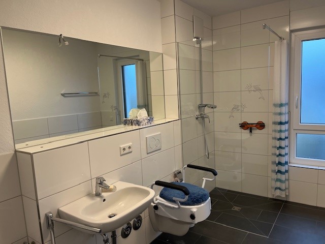 JA, zur 2-Zimmer-Seniorenmietwohnung mit Balkon, Einbauküche und TG-Stellplatz in Solingen-Ohligs! – Bild: 24236