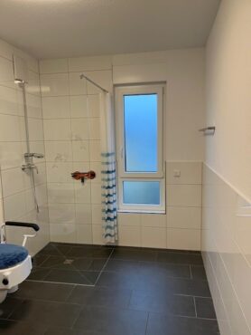 JA, zur 2-Zimmer-Seniorenmietwohnung mit Balkon, Einbauküche und TG-Stellplatz in Solingen-Ohligs! – Bild: 24237