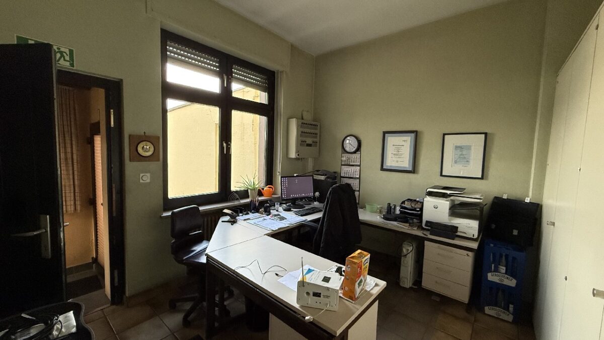 JA, zur Gewerbeliegenschaft mit Lagerhalle, Betriebsgebäude und zwei Wohnhäusern in Solingen-Wald – Bild: 24361