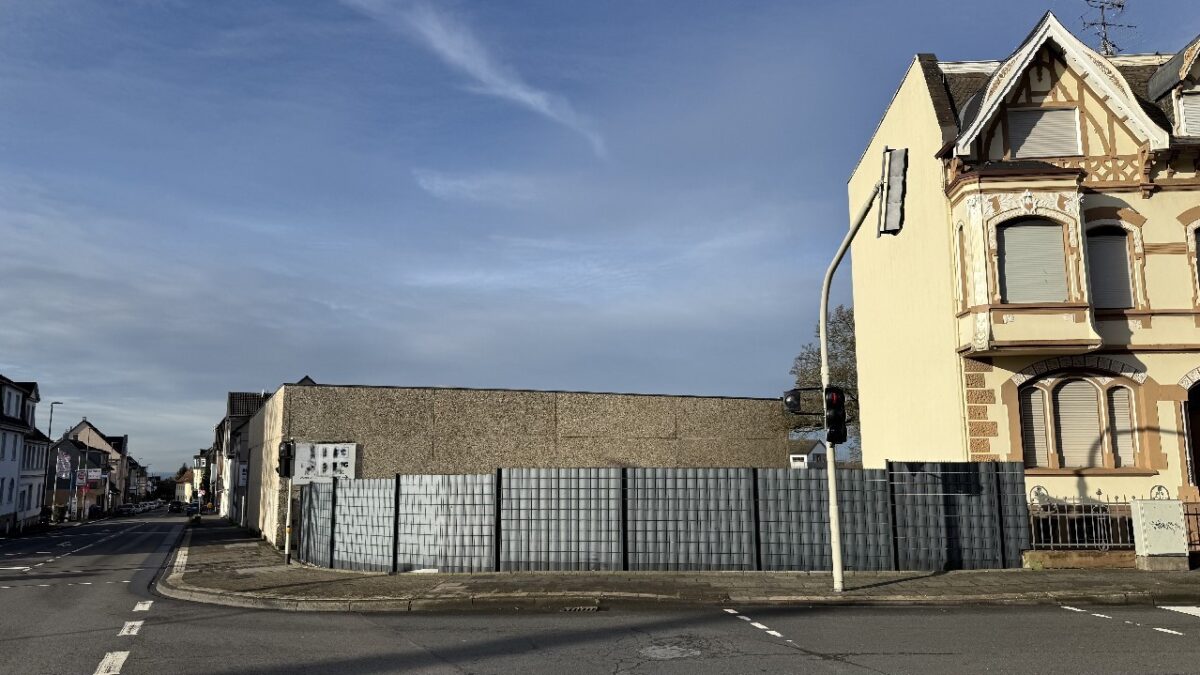 JA, zur Gewerbeliegenschaft mit Lagerhalle, Betriebsgebäude und zwei Wohnhäusern in Solingen-Wald – Bild: 24346