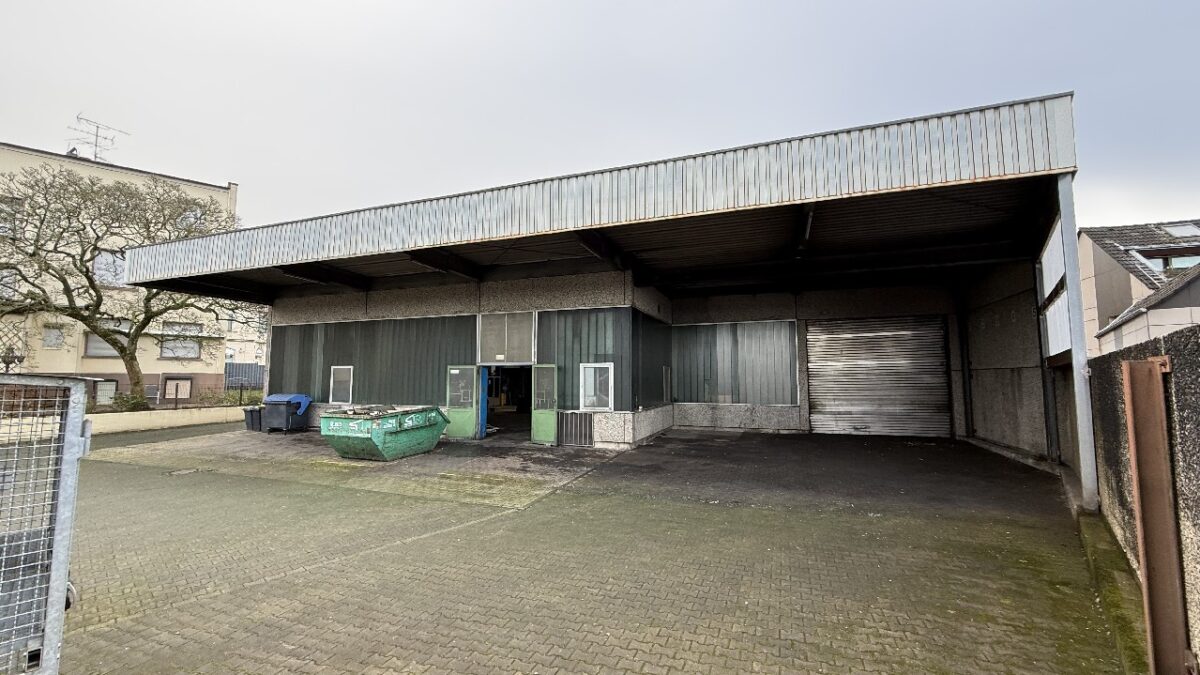 JA, zur Gewerbeliegenschaft mit Lagerhalle, Betriebsgebäude und zwei Wohnhäusern in Solingen-Wald – Bild: 24340