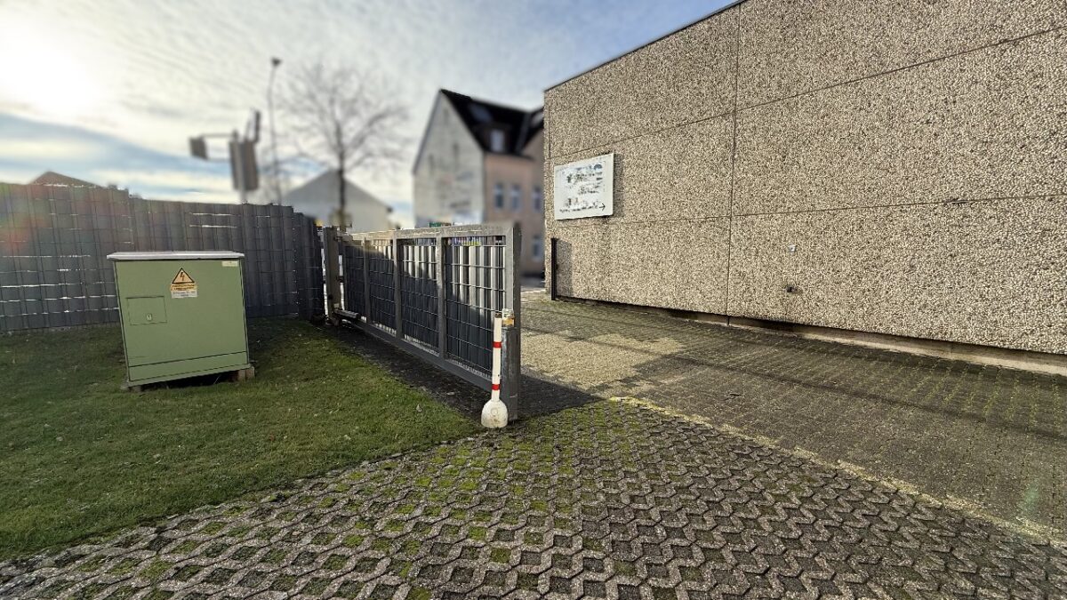 JA, zur Gewerbeliegenschaft mit Lagerhalle, Betriebsgebäude und zwei Wohnhäusern in Solingen-Wald – Bild: 24348