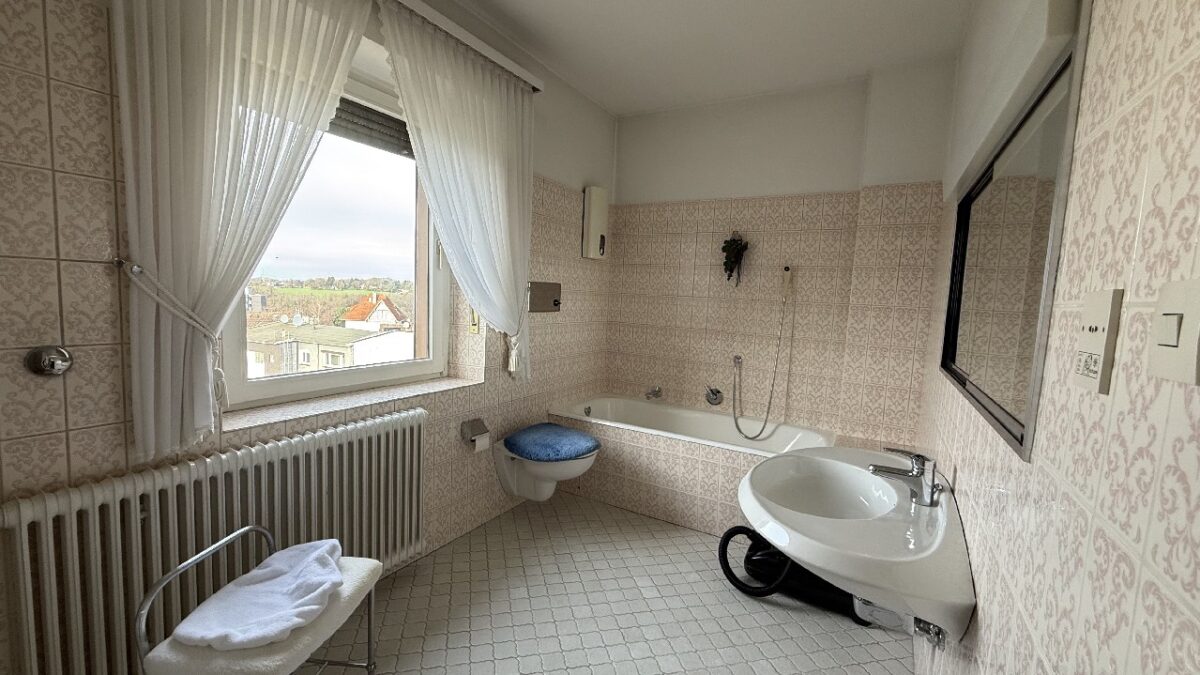 JA, zur Gewerbeliegenschaft mit Lagerhalle, Betriebsgebäude und zwei Wohnhäusern in Solingen-Wald – Bild: 24370