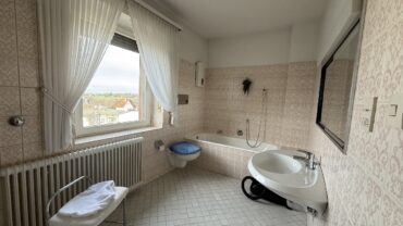 JA, zur Gewerbeliegenschaft mit Lagerhalle, Betriebsgebäude und zwei Wohnhäusern in Solingen-Wald – Bild: 24370