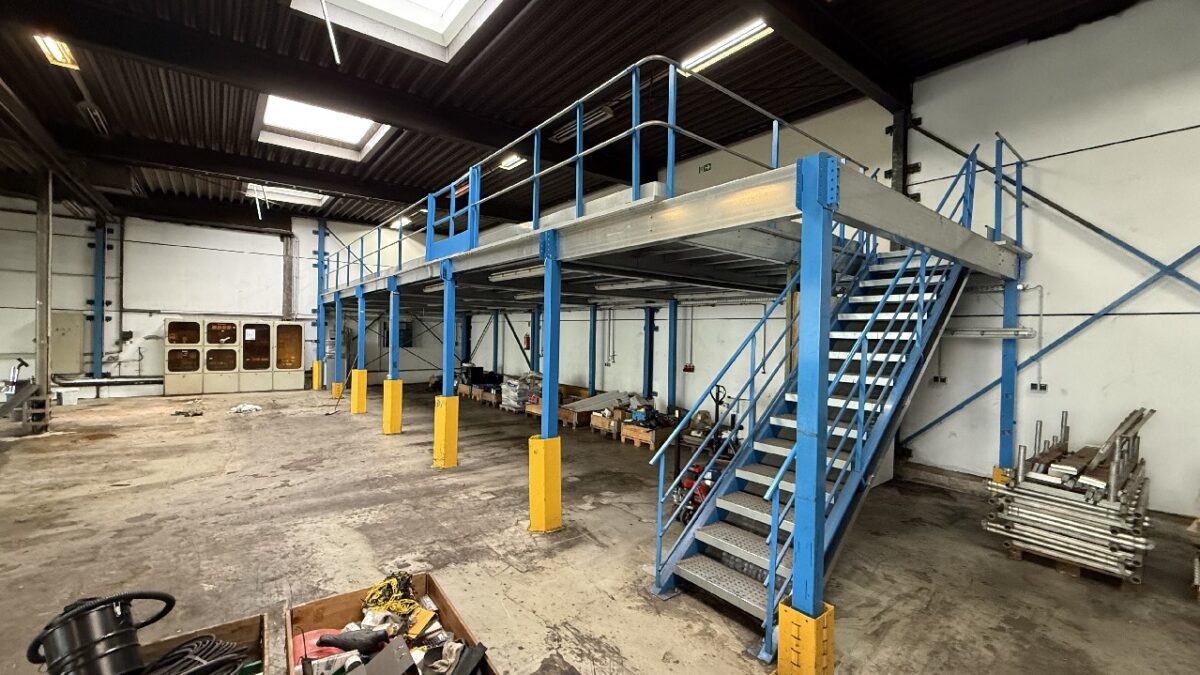 JA, zur Gewerbeliegenschaft mit Lagerhalle, Betriebsgebäude und zwei Wohnhäusern in Solingen-Wald – Bild: 24352