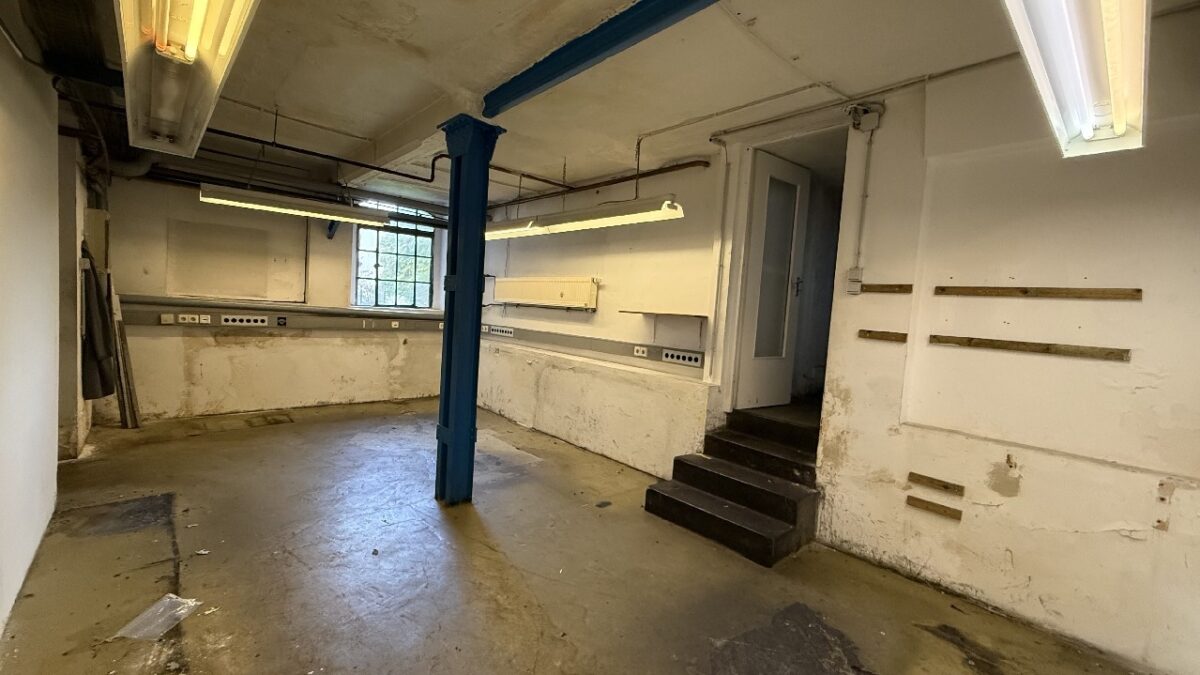 JA, zur Gewerbeliegenschaft mit Lagerhalle, Betriebsgebäude und zwei Wohnhäusern in Solingen-Wald – Bild: 24356