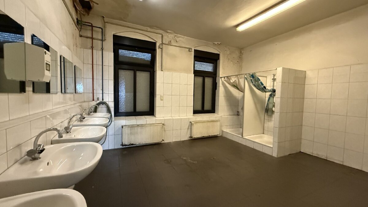 JA, zur Gewerbeliegenschaft mit Lagerhalle, Betriebsgebäude und zwei Wohnhäusern in Solingen-Wald – Bild: 24357