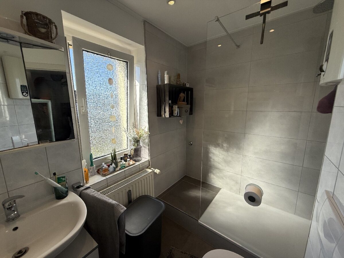 JA zum topsanierten Mehrgenerationenhaus mit Garagen  und  Carport in zentraler Lage von Solingen-Ohligs – Bild: 24604