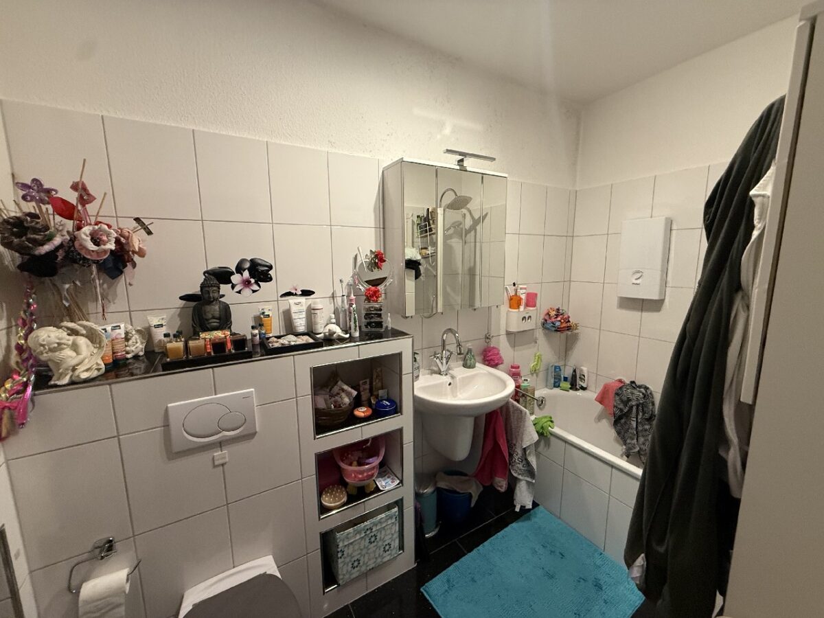 JA, zum großen Wohnhaus mit Balkonen, Garagen und Stellplätzen in begehrter Lage von Solingen-Ohligs – Bild: 24705