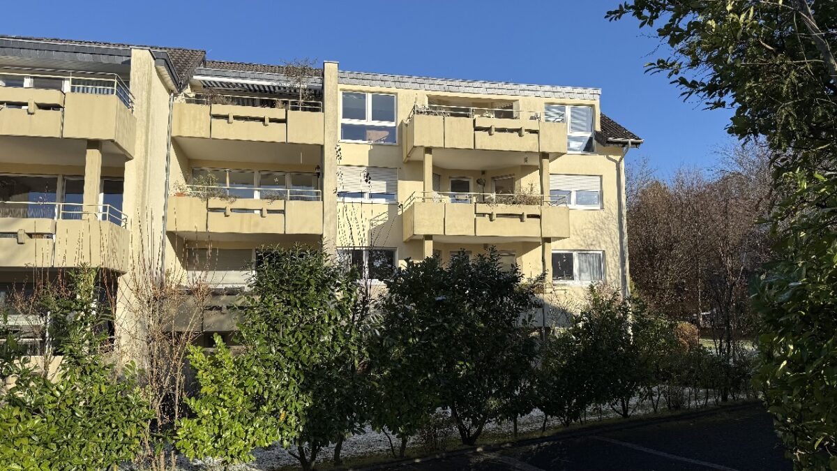 JA, zur gepflegten Dachgeschoss-Wohnung mit Einbauküche, sonnigem Balkon  und  Weitblick in Leichlingen – Bild: 24459