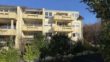 JA, zur gepflegten Dachgeschoss-Wohnung mit Einbauküche, sonnigem Balkon  und  Weitblick in Leichlingen – Bild: 24459