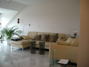 JA, zur gepflegten Dachgeschoss-Wohnung mit Einbauküche, sonnigem Balkon  und  Weitblick in Leichlingen – Bild: 24460