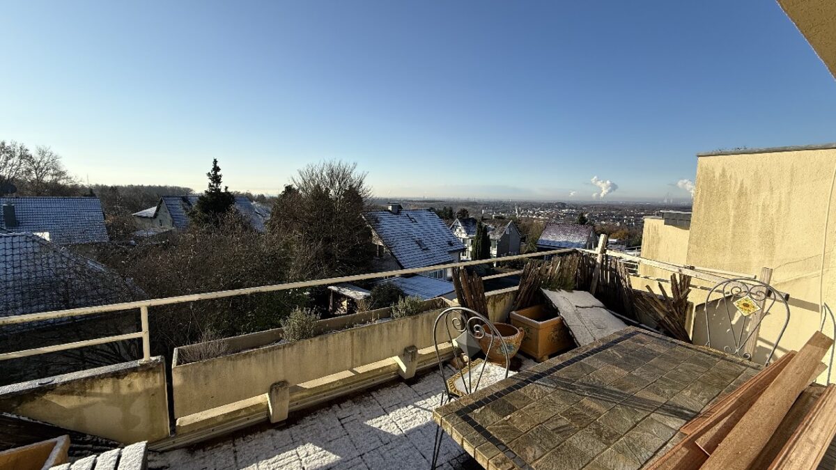 JA, zur gepflegten Dachgeschoss-Wohnung mit Einbauküche, sonnigem Balkon  und  Weitblick in Leichlingen – Bild: 24462