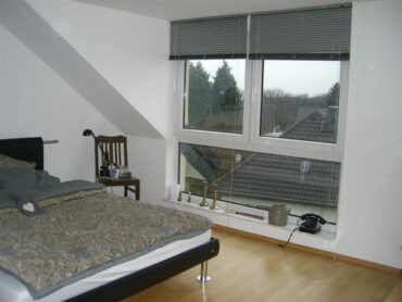 JA, zur gepflegten Dachgeschoss-Wohnung mit Einbauküche, sonnigem Balkon  und  Weitblick in Leichlingen – Bild: 24464