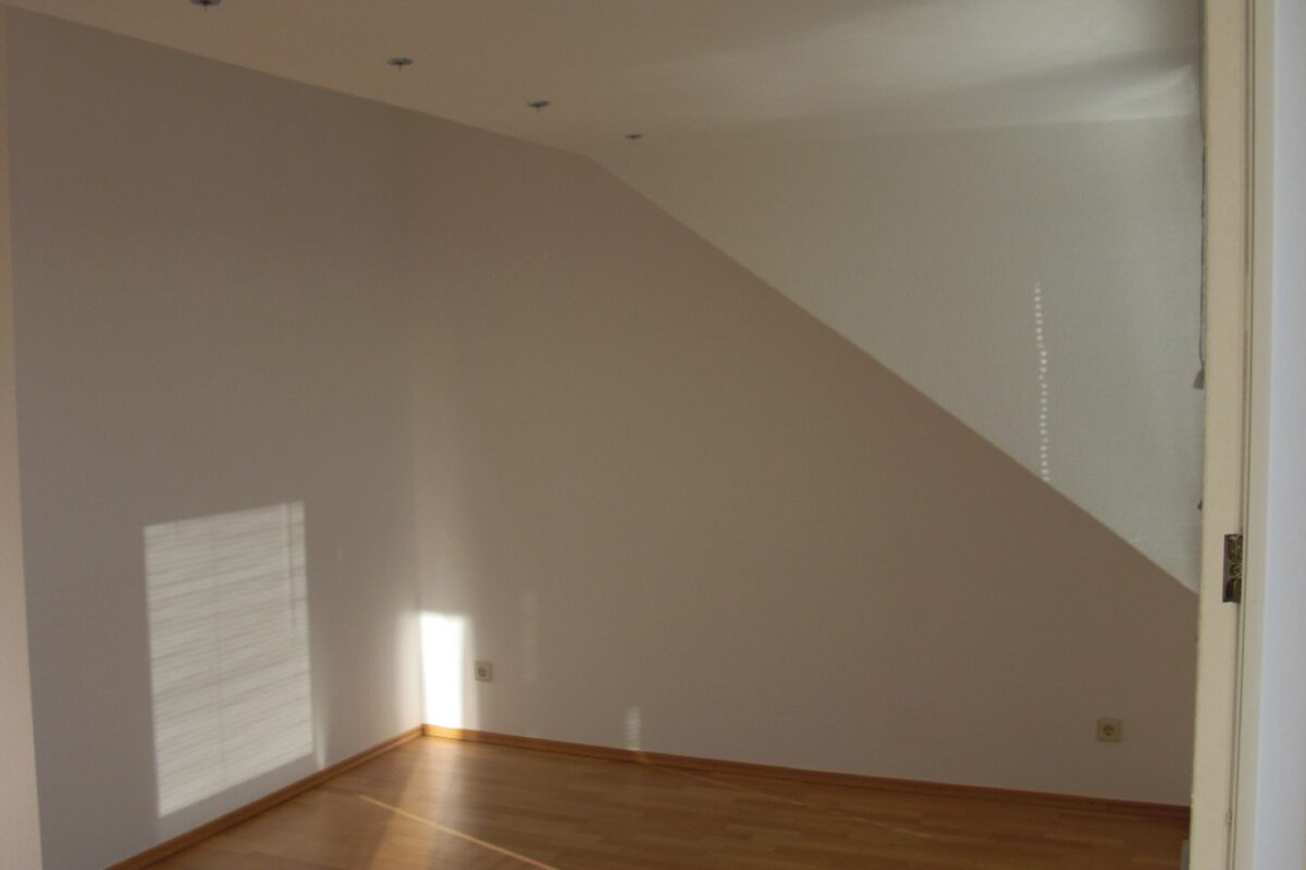 JA, zur gepflegten Dachgeschoss-Wohnung mit Einbauküche, sonnigem Balkon  und  Weitblick in Leichlingen – Bild: 24465