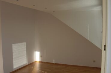 JA, zur gepflegten Dachgeschoss-Wohnung mit Einbauküche, sonnigem Balkon  und  Weitblick in Leichlingen – Bild: 24465