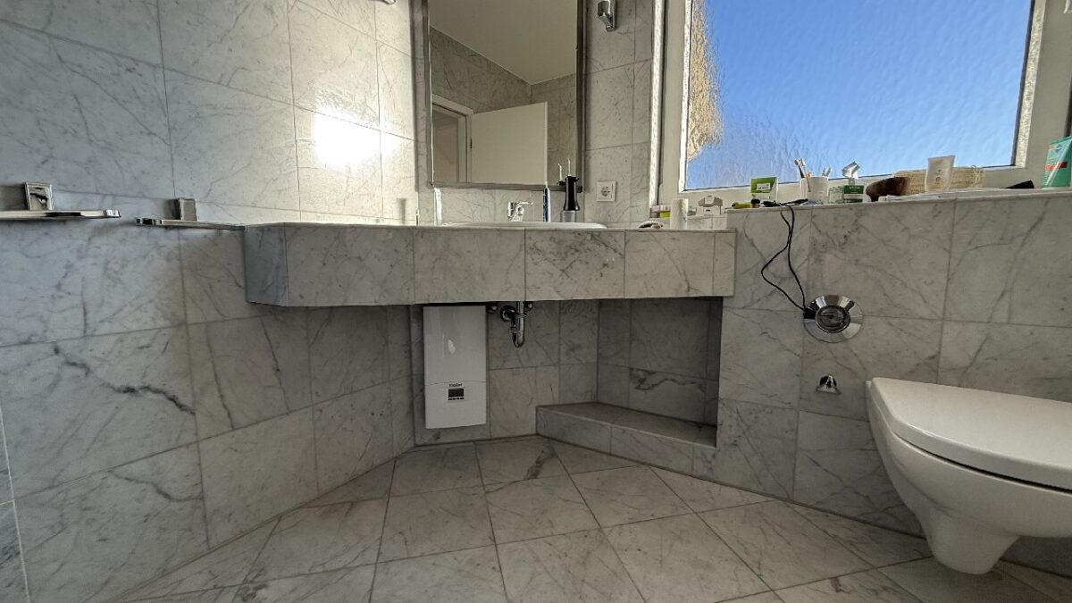 JA, zur gepflegten Dachgeschoss-Wohnung mit Einbauküche, sonnigem Balkon  und  Weitblick in Leichlingen – Bild: 24466