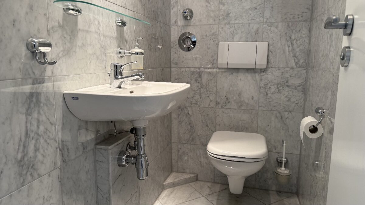 JA, zur gepflegten Dachgeschoss-Wohnung mit Einbauküche, sonnigem Balkon  und  Weitblick in Leichlingen – Bild: 24468