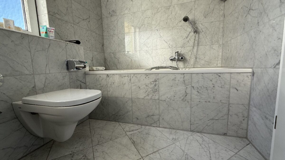 JA, zur gepflegten Dachgeschoss-Wohnung mit Einbauküche, sonnigem Balkon  und  Weitblick in Leichlingen – Bild: 24469