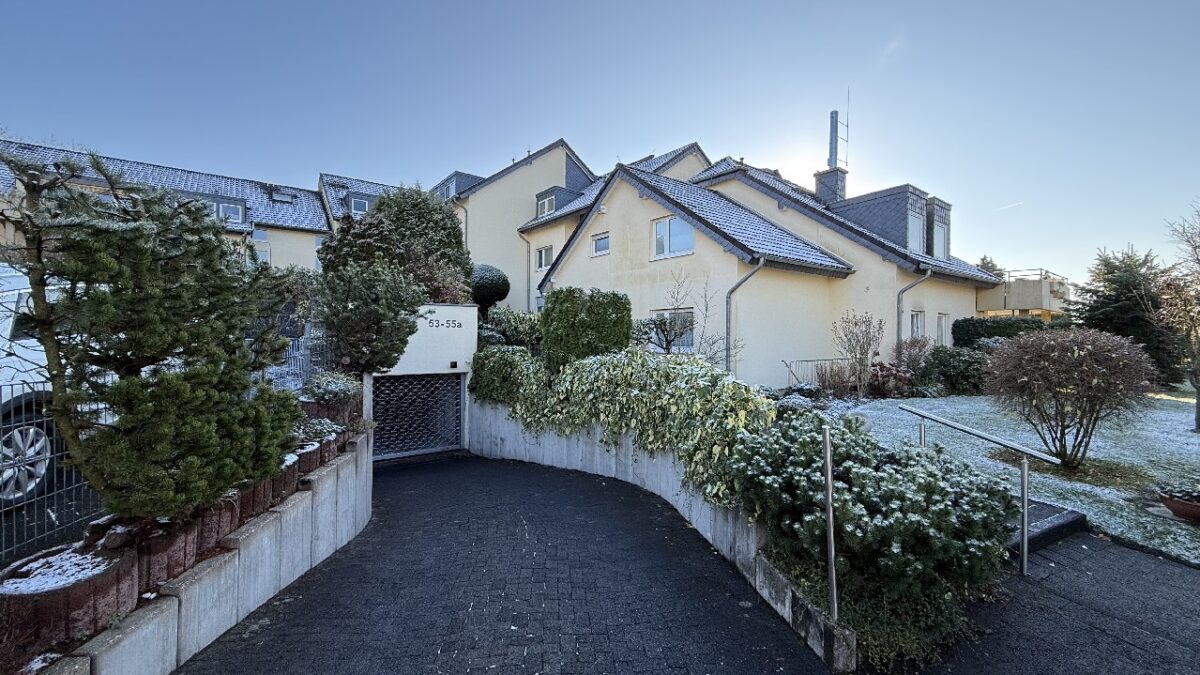 JA, zur gepflegten Dachgeschoss-Wohnung mit Einbauküche, sonnigem Balkon  und  Weitblick in Leichlingen – Bild: 24471