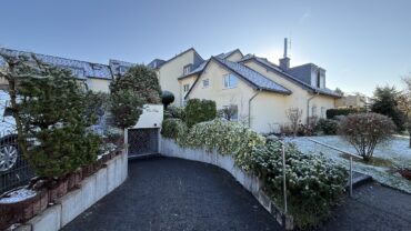 JA, zur gepflegten Dachgeschoss-Wohnung mit Einbauküche, sonnigem Balkon  und  Weitblick in Leichlingen – Bild: 24471