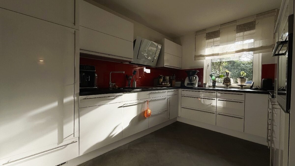 JA, zur ruhig gelegenen Doppelhaushälfte mit Garage, großer Terrasse und Garten in Solingen-Gräfrath – Bild: 24810