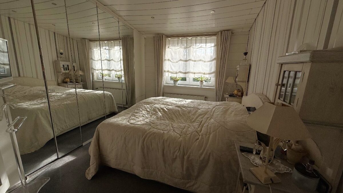 JA, zur ruhig gelegenen Doppelhaushälfte mit Garage, großer Terrasse und Garten in Solingen-Gräfrath – Bild: 24814