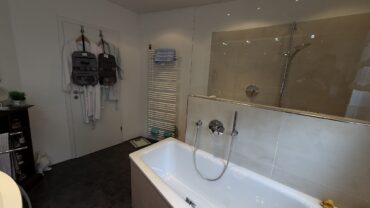 JA, zur ruhig gelegenen Doppelhaushälfte mit Garage, großer Terrasse und Garten in Solingen-Gräfrath – Bild: 24817