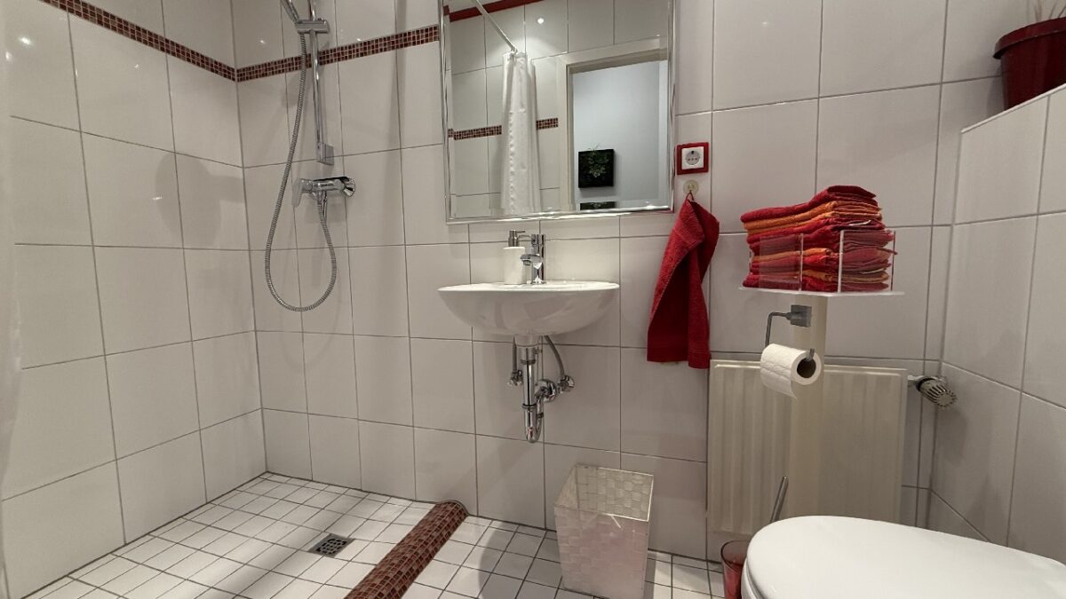 JA, zur ruhig gelegenen Doppelhaushälfte mit Garage, großer Terrasse und Garten in Solingen-Gräfrath – Bild: 24820