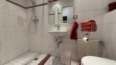 JA, zur ruhig gelegenen Doppelhaushälfte mit Garage, großer Terrasse und Garten in Solingen-Gräfrath – Bild: 24820