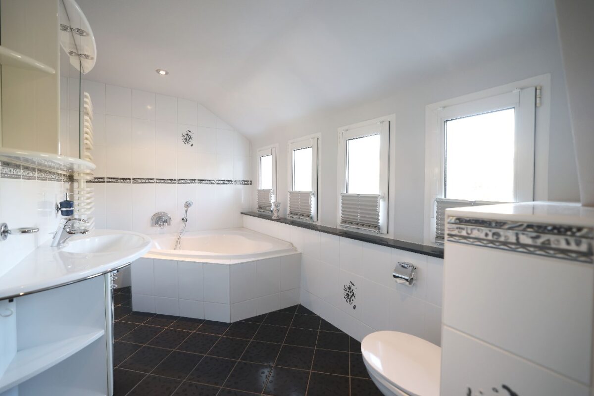 JA, zum modernisierten Einfamilienhaus mit Garage, Carport und großem Garten an der Stadtgrenze Haan – Bild: 25550