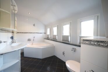 JA, zum modernisierten Einfamilienhaus mit Garage, Carport und großem Garten an der Stadtgrenze Haan – Bild: 25550