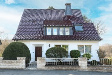 JA, zum modernisierten Einfamilienhaus mit Garage, Carport und großem Garten an der Stadtgrenze Haan – Bild: 25530