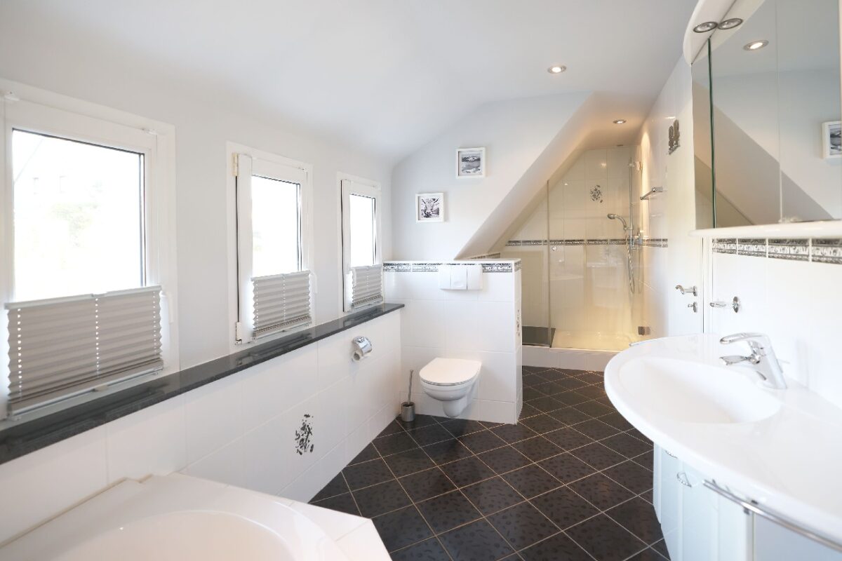 JA, zum modernisierten Einfamilienhaus mit Garage, Carport und großem Garten an der Stadtgrenze Haan – Bild: 25551