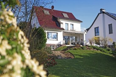 JA, zum modernisierten Einfamilienhaus mit Garage, Carport und großem Garten an der Stadtgrenze Haan – Bild: 25533