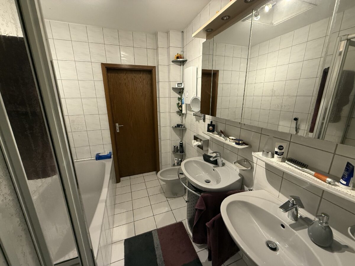 JA, zu den drei TOP-gepflegten Mehrfamilienhäusern mit Garage und Stellplätzen in Solingen-Gräfrath! – Bild: 25739