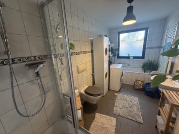 Einfamilienhaus mit 2 Einliegerwohnungen, Garten, Garage und Stellplätzen in idyllischer Hofschaft! – Bild: 25791