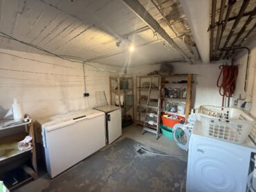 Einfamilienhaus mit 2 Einliegerwohnungen, Garten, Garage und Stellplätzen in idyllischer Hofschaft! – Bild: 25793