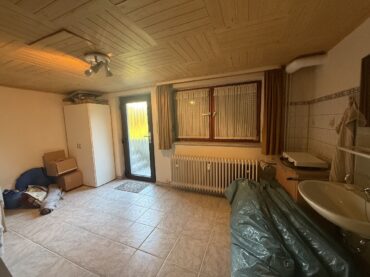 Einfamilienhaus mit 2 Einliegerwohnungen, Garten, Garage und Stellplätzen in idyllischer Hofschaft! – Bild: 25795
