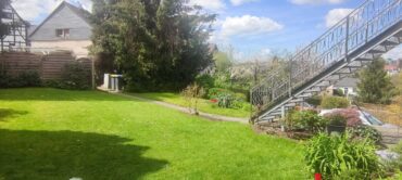 Einfamilienhaus mit 2 Einliegerwohnungen, Garten, Garage und Stellplätzen in idyllischer Hofschaft! – Bild: 25755