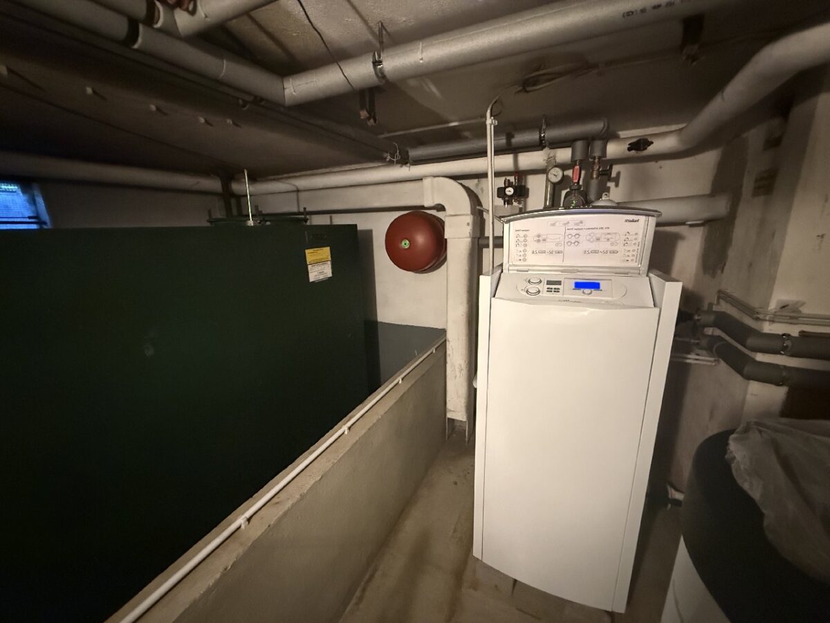 Einfamilienhaus mit 2 Einliegerwohnungen, Garten, Garage und Stellplätzen in idyllischer Hofschaft! – Bild: 25797